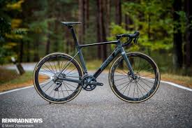 Radon 2019 Das Rennrad Modellprogramm Der Bonner Bekommt Zwei Neuzugange Mit Disc Bremse Den Markanten Aero Renner Radon Vaillant Und Das Rennrad Rennen Rad