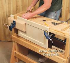 Sizes usually refer to the maximum size of piece which can be held between pads. 3 Classic Vises Made With Pipe Clamps Popular Woodworking Magazine