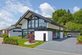 Elegante Fachwerkhaus Architektur Mit Ebenholz Konstruktion Huf Haus Modum 711 Fertighaus Mit Satteldach Bauen Hausba Einfamilienhaus Haus Moderne Hauser