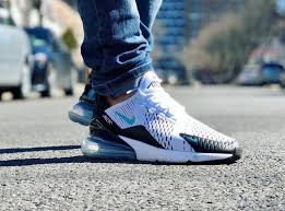 A Travers La Nike Air Max 270 Dusty Cactus Il Faut Voir Un Hommage A La Premiere Running Disposant D Un Coussin D Air A 270 Degr Nike Air Max Nike Air Max