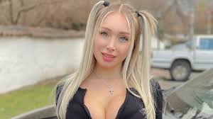 El año pasado fue vocal de mesa en unas elecciones en las condes, chile y su presencia no pasó desapercibida… Daniella Chavez Fue Increpada Por Lanzar Grave Denuncia Contra Los Garzones En Twitter