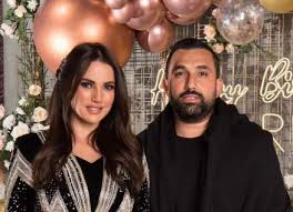 ارتدت رئيس فستاناً cape أسود اللون أظهرها بكامل أناقتها، وكشف عن الـ tatoo الذي وضعته. T6ye Yf Kxl5m