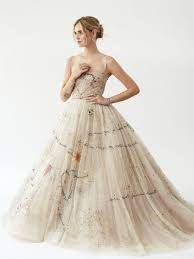 Last night, the fashion entrepreneur and influencer behind the blonde salad married federico leonardo lucia, better known as fedez, in a wedding heard round the (social media) world. Chiara Ferrangni S 3 Dior Couture Wedding Dresses Took 1 600 Hours To Make