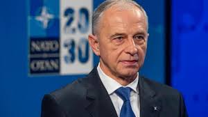 Dan mircea geoană (romanian pronunciation: Mircea GeoanÄƒ PrimeÈ™te Inapoi Cele Trei Ceasuri Pe Care I Le FÄƒcuse Cadou Marian Vanghelie