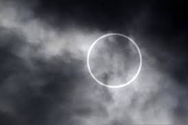Gerhana matahari cincin adalah sebuah fenomena yang terjadi saat diameter sudut bulan lebih kecil daripada matahari. 0ychzjkz4xwn5m