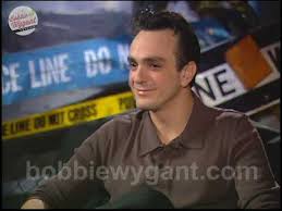 El padre de azaria dirigía varios negocios de fabricación de vestidos, mientras que su madre lo crió a él y a sus dos hermanas. Hank Azaria Godzilla 1998 Bobbie Wygant Archive Youtube
