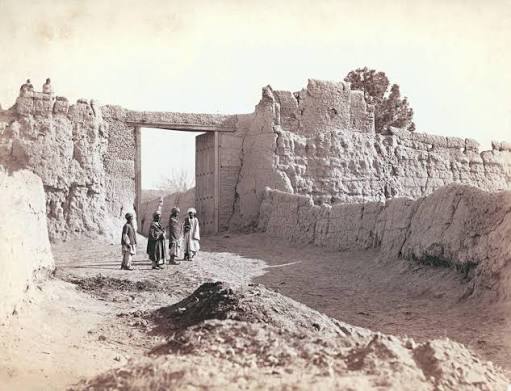 A fortified gate of the Jalalabad city of Afghanistan, 1922. Photo by Lowell Thomas and Harry A. Chase.