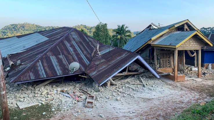 At Least 47 Dead as 7.7-Magnitude Earthquake Rocks Indonesia - The New York Times
