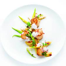 Decouvrez La Recette Les Noix De Saint Jacques Roties Jeunes Poireaux Et Ravioles De Flammenkuche Recette Gourmande Noix De Saint Jacques Recettes De Cuisine