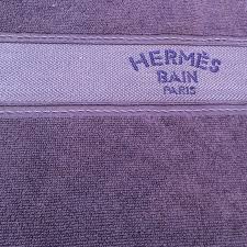 Toutes les commandes sont livrées dans une boîte orange enveloppée d'un ruban bolduc, à l'exception des parfums, des produits de maquillage et de beauté, des livres, des objets volumineux et de certains articles d'équitation. Drap De Plage Pm Hermes Yachting