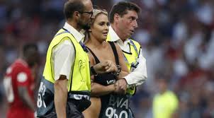 The best 20 teams qualify to the the final stage of the competition consists of a playoff round where the most successful 32 teams compete for the title of the uefa champions. Finale Ligue Des Champions Une Femme Entre Sur Le Terrain Pour Faire La Promo D Un Site Porno