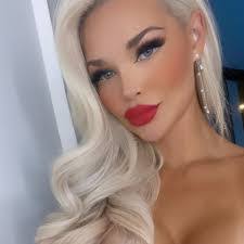 Nikki Houston's Instagram, Twitter & Facebook