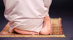 Sementara itu ada bacaan yang dilafalkan saat duduk di antara dua sujud. Ketika Salat Sambil Duduk Sebaiknya Bersila Atau Iftirasy Bincang Syariah