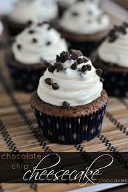 Chocolate Cupcakes Topped With A Chocolate Chip Cheesecake Frosting Gateaux Et Desserts Cupcakes Desserts Colores
