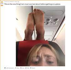 Frau postet Selfie aus Flieger mit nackten Füßen ihres Sitznachbarn |  STERN.de