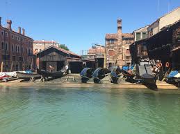 Traditional dishes focus on the amazing fish and seafood brought in every day by fishermen from the adriatic sea, supplemented by vegetables grown on surrounding islands such as asparagus and artichokes. Venice Italy Best Restaurants And Food Guide Savvyvenice