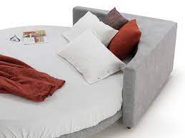 Proposto con rivestimento in tessuto la penisola dalla forma ad angolo retto svolge la funzione di comodino integrato, sopra il quale trovano la loro sistemazione riviste, libri o tutti quegli. Letto Rotondo Angolare Wheel Diotti Com