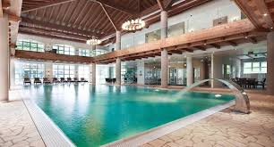 Masa se poate servi in restaurant sau afara pe terasele din jurul bazinelor. Am GÄsit 60 De Hoteluri Cu Servicii Spa Si PiscinÄ SuperbÄ Din Romania O ListÄ De Èinut Bine