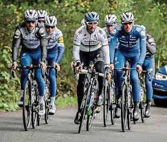 Il est en couple avec l'ancienne cycliste marion rousse, désormais consultante sur france télévisions. Strahlender Regenbogen Pressreader