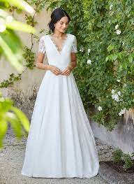 Perfectly Timeless This Classic Lace Wedding Dress Captivates With Its Understated Elegance Simple H Spitzenhochzeitskleid Dirndl Hochzeit Marchenhochzeiten