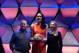 She grew up with her parents and her younger brother connor stewart. Short On Clever On Twitter Breanna Stewart Towers Over Her Parents Literally Wnbadraft Https T Co Iyeeofe3r9