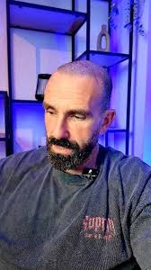 ¿Emprender o buscar paz mental? 🤔, Descripción: Ayer hablaba con un amigo  y nos dimos cuenta de algo: hoy en día parece que todo el mundo quiere  venderte cursos en lugar de servicios reales. 🤯, Hay ...