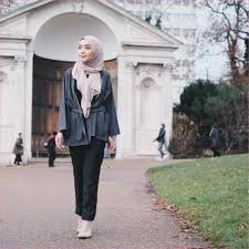 Pernah dengar istilah smart casual nggak nih? Formal Atau Smart Casual Ini Inspirasi Hijab Yang Chic Untuk Ke Kantor
