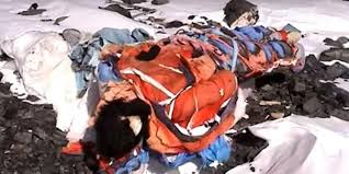 Mount everest serves as the final resting place for over 200 bodies. Mount Everest Is Littered With Hundreds Of Bodies Of Climbers Who Died Trying To Conquer It With Corpses Lying Where They Died As It S Too Dangerous To Bring Them Down
