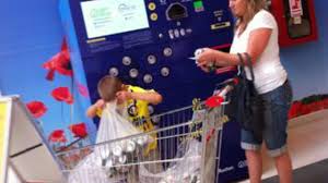 Exista aparate pentru reciclarea deseurilor atat in auchan cat si in carrefour, pentru deseuri de tip pet sau doze de aluminiu (cele de bere sau va dezmagesc dar pretul deseurilor de tip pet este foarte mic: Aurul Din Cutia De Suc Sau Bere Industria ReciclÄrii Dozelor Din Aluminiu GenereazÄ Milioane De Euro Anual
