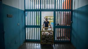 Il vecchio padiglione conta tre piani (sezioni) e un piano terra dove sono gli uffici, le sezioni trattamentali, l'infermeria, la cucina detenuti, la lavanderia detenuti e la sezione isolamento. Nove Detenuti Si Diplomano In Inglese Nel Carcere Di Torino La Stampa