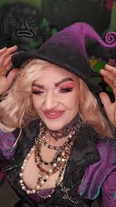 Because costuming, I'm watching a show called "The Paradise". While I do  want to fondle every single item worn