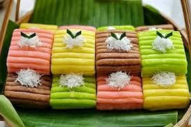 GETUK LINDRI Camilan tradisional khas Jawa yang terbuat dari singkong kukus yang dihaluskan, dan dibentuk memanjang. Meski sederhana, getuk lindri adalah simbol kreativitas kuliner rakyat yang patut dilestarikan. Disini aku coba untuk
