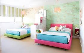 Deco Moderne Chambre Enfant Mixte Jpg 600 384 Shared Girls Room Shared Girls Bedroom Kids Shared Bedroom