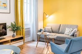 Salon Coin Canape Avec Un Grand Mur Jaune Moutarde Marion Alberge Decoration Photo N 92 Do Deco Chambre Jaune Decoration Appartement Decoration Petit Salon