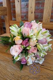 Por isso muitas noivas ficam em dúvida sobre como ele deve ser, que elas são bem coloridas e super fáceis de encontrar. Buque De Noiva Com Rosas Coloridas Buque De Noiva Buque Casamento Durante O Dia