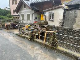Kelchsau abgeschnitten gegen mitternacht wurde die kelchsauer landesstraße zum teil von der kelchsauer ache weggerissen und ist seitdem nicht mehr passierbar. Hrqyjkuskurd3m
