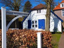 He was introduced to artist circles in fischerhude and worpswede by his teacher karl schwally, where franz radziwill met bernhard. Das Radziwill Haus In Dangast Kunstlerhaus Im Original Erhalten Maler