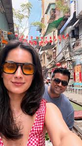 I joined the builders in front of The Fairmont site this morning at 6:00am  for a Street Food Breakfast. I asked them if they could complete the  construction by Christmas. They said “