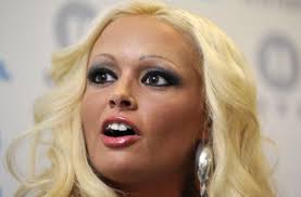 Ihre markenzeichen sind ihre hohen augenbrauen und ihr weißblond gefärbtes haar. Daniela Katzenberger Isch Bins Die Dani Panorama Stuttgarter Nachrichten
