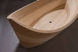 Holzwand bauen , schöne alternativen:. Aussergewohnlich Wunderbar Einmalig Baden In Einer Holzbadewanne Www Holztraumbad Ch Schreinerei Lohrer W Holzbadewanne Badezimmer Holz Badewanne Holz