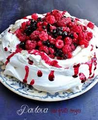 Pavlova Aux Fruits Rouges Pavlova Recette Pavlova Gateaux Et Desserts