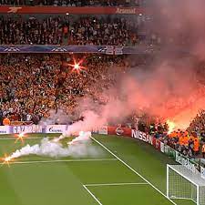 The entire stadium was in poor condition and it was eight long years before galatasaray could return to their home ground. Galatasaray Fans Set The Emirates Stadium Pitch On Fire Sbnation Com