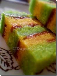 10.kemudian, ambil sedikit adunan warna hijau dan ratakan di dalam loyang tersebut. Dapurku Sayang Kek Lapis Asam Manis Kukus Updated