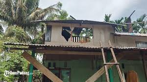 Desain rumah kayu design rumah kayudisain 3d via rumahkayu1.com. Rumah Kayu Tingkat Dua Terbakar Pemilik Rumah Katakan Ada Anaknya Di Dalam Rumah Tribun Padang