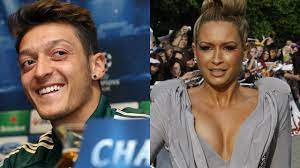 Last modified october 11, 2020. Mesut Ozil Begeistert In England Mit Fussball Und Freundin Mandy Capristo