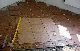 Pemasangan carpet tile ada yang menggunakan lem khusus, ada juga yang tidak menggunakan lem, dan dipasang langsung di atas screed permukaan lantai atau tanpa menggunakan lapisan underlayer seperti pada carpet roll. Bagaimana Mengira Jubin Di Atas Lantai Sekeping Mengikut Kawasan Pepenjuru Tingkat