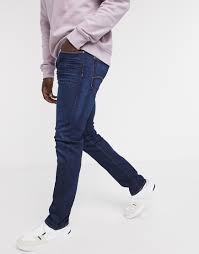 Giorgio armanis yngre diffusionskollektion, emporio armani står for moderne livsstil med en bagvedliggende afslappet sofistikation. Giorgio Armani Skinny Jeans Men