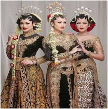 Rias pengantin adat jawa berjilbab, pengantin jawa hijab modern, baju pengantin adat jawa modern berhijab, baju pengantin adat jawa hijab modern makeup pengantin jawa hijab wajimakeup co dengan demikian patut difahami bahwa untuk melakukan tata rias pengantin muslimah selain make. Macam Macam Jenis Kebaya Pengantin Adat Jawa Blog Tiga Dara