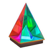 Prisma óptico de cristal 3D con forma de pirámide