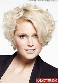 Locken Fur Volumen Im Stufenschnitt Frauen Frisuren Bilder Cosmoty De Trendfrisuren Styling Kurzes Haar Wellenfrisuren